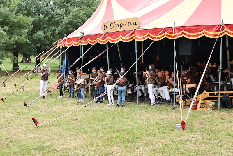 Sous le chapiteau -musiciens - musique - groupe Écho de la Loire